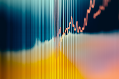 Wachsende Finanzkurven und Investment-Charts auf modernem Display