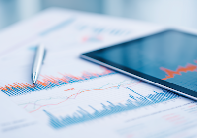 Professionelle Budgetplanung mit Taschenrechner und Finanzunterlagen